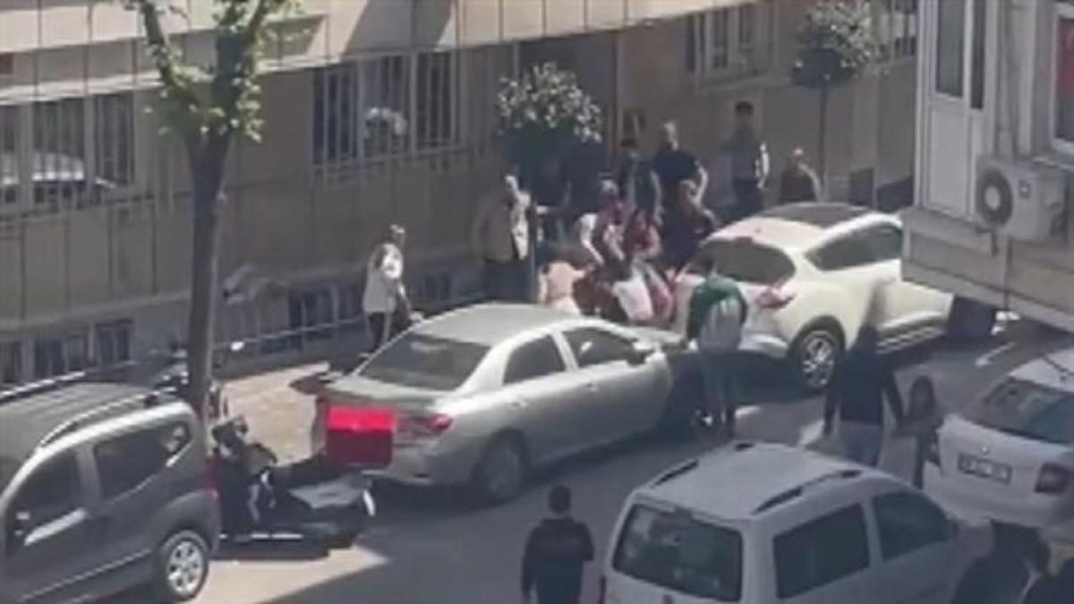 Genç kızların kavgasına aileler de dahil olunca ortalık savaş alanına döndü!