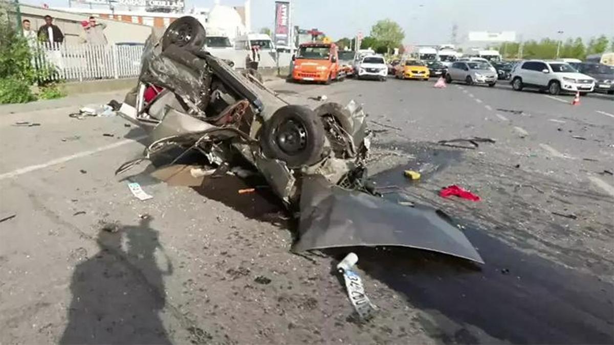 Bağcılar'da feci kaza! 5 araç birbirine girdi, yaralılar var