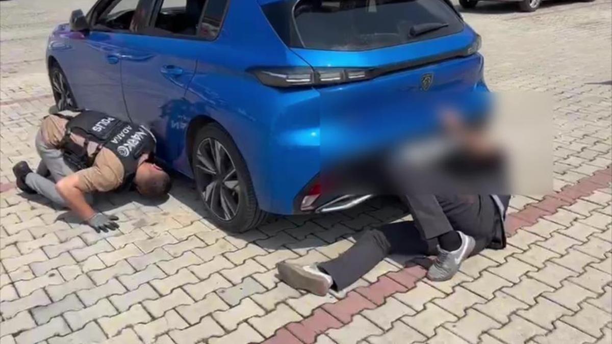 Şeytanın aklına gelmez! otomobil tamponunda 2 kilo 200 gram esrar yakalandı