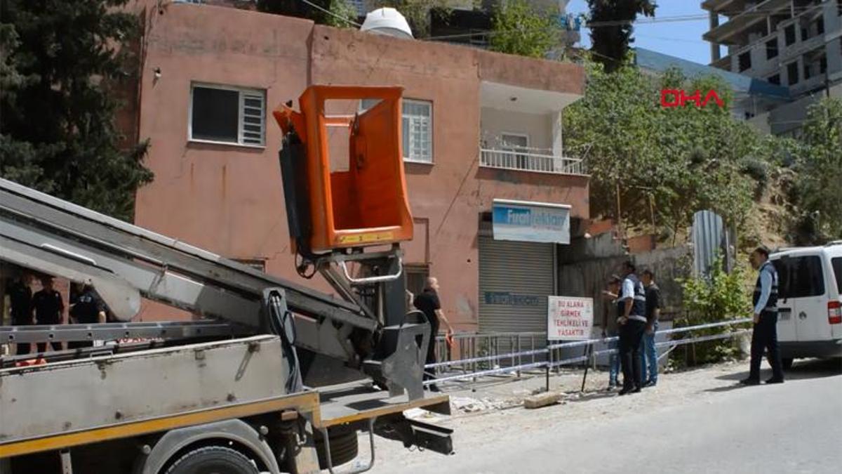 Evin üzerine istinat duvarı çöktü! Yıkılma tehlikesiyle karşı karşıya kaldı