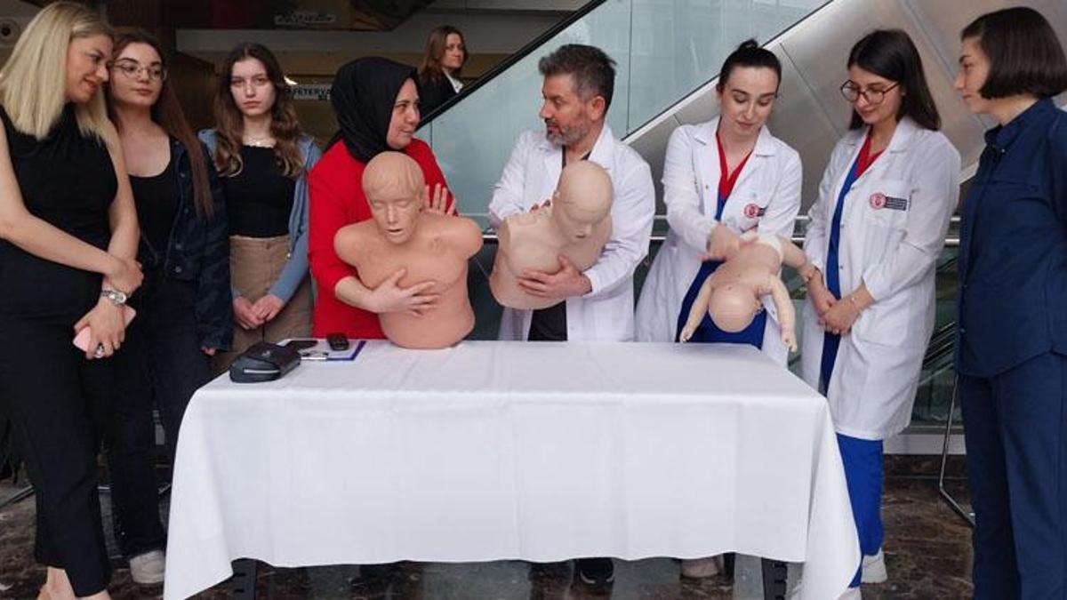 Halka açık gerçekleştirildi! Hayat kurtaran ilk yardım tekniği ‘Heimlich Manevrası’