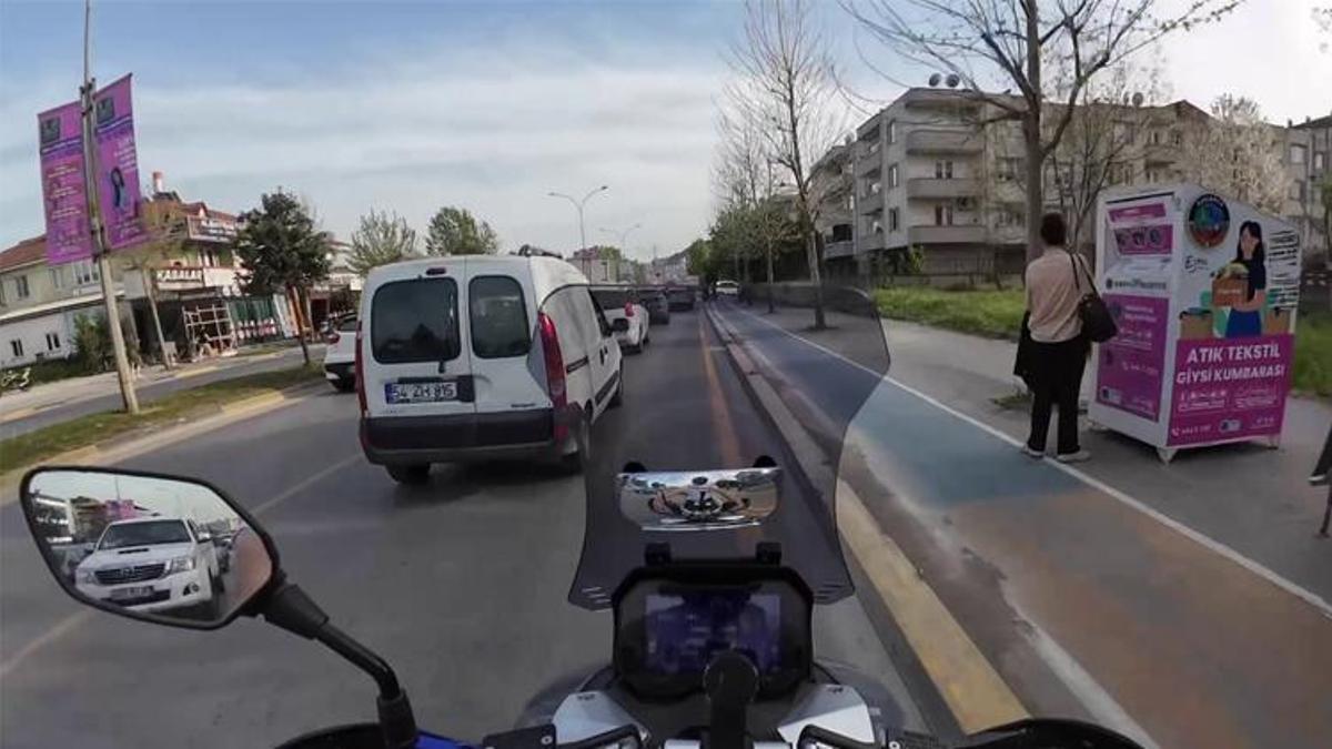 Şerit dışından giden kuryeye polisten uyarı! O anlar kask kamerasına saniye saniye yakalandı