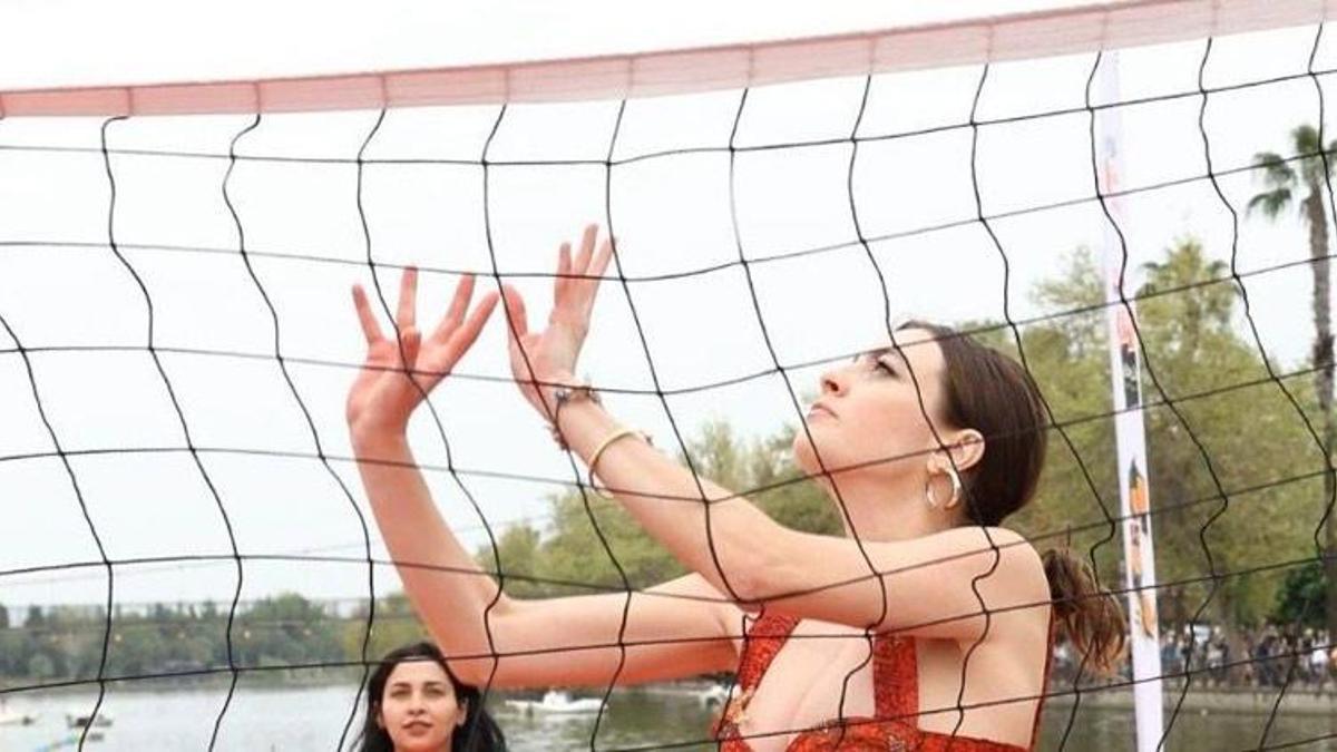 Ünlü oyuncu karnavala geldi: Nehir üzerinde voleybol oynadı