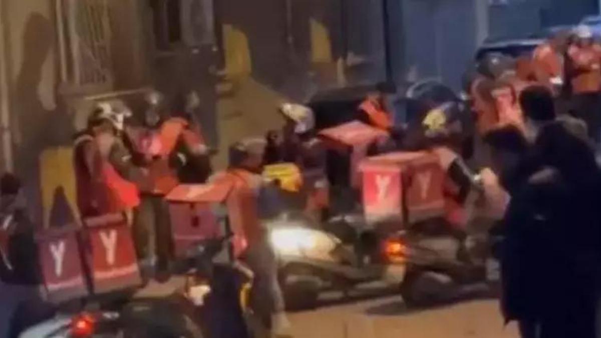 Eski sevgili olayı görenleri şok etti! Kapıda çok sayıda biriktiler
