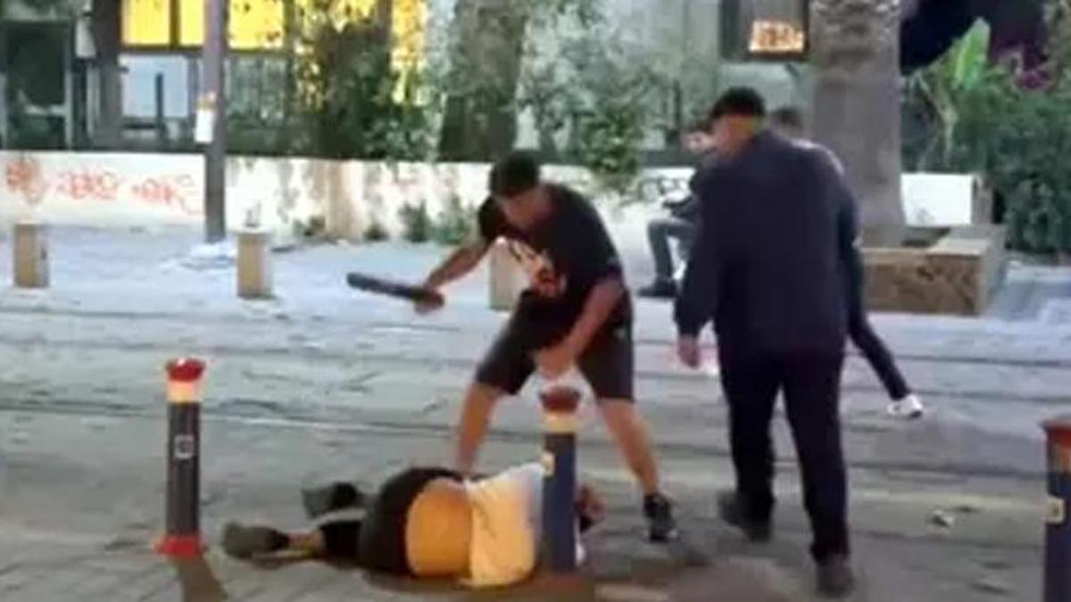 Gençlere demir çubuklu saldırı! O anlar saniye saniye kaydedildi