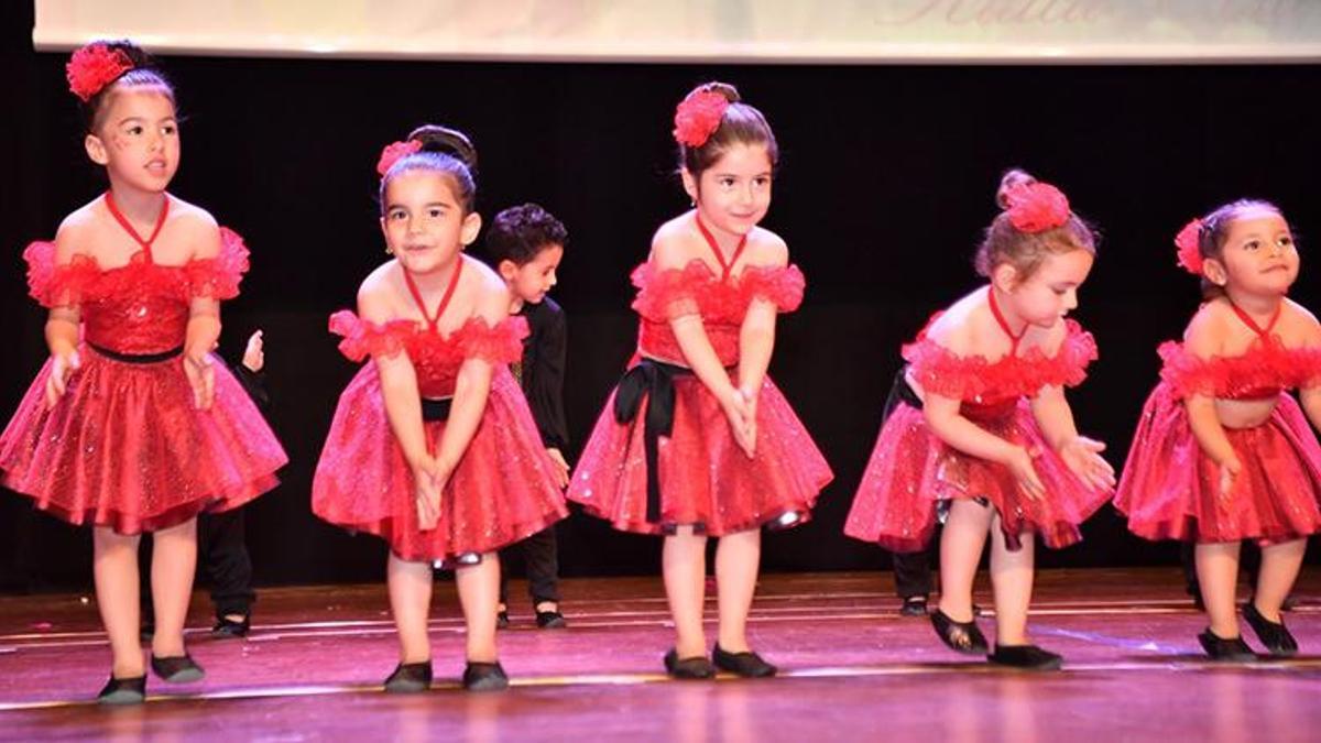 Çukurova Belediyesi 23 Nisan kutlamalarına bu yıl erken başladı! İzleyenler büyülendi