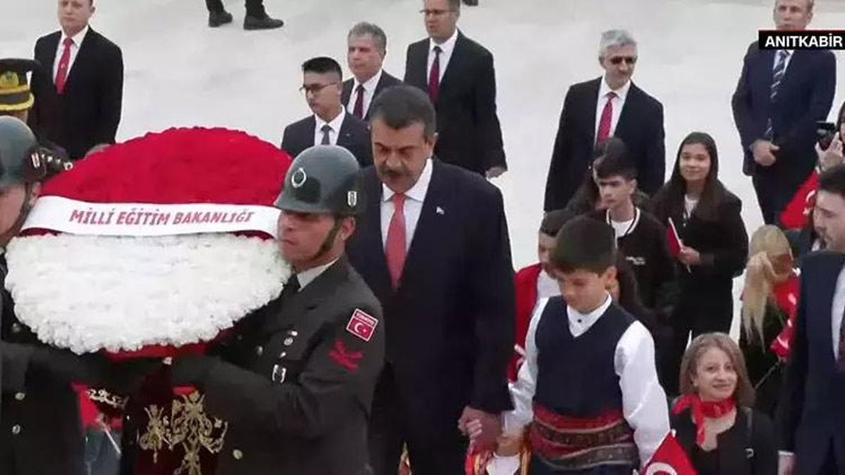 Milli Eğitim Bakanı Tekin ve çocuklardan Anıtkabir'e ziyaret