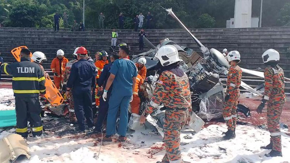 Malezya'da Kraliyet donanma helikopterleri havada çarpıştı!