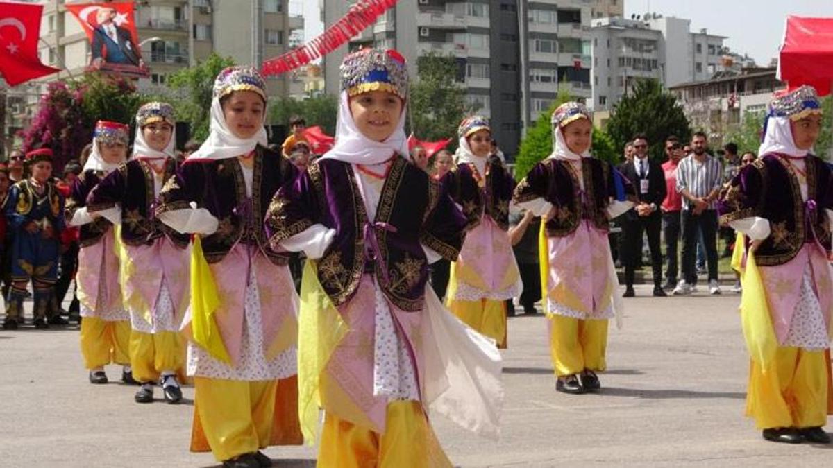 Adana’da 23 Nisan Ulusal Egemenlik ve Çocuk Bayramı kutlandı! Vatandaşlar ilgiyle izledi