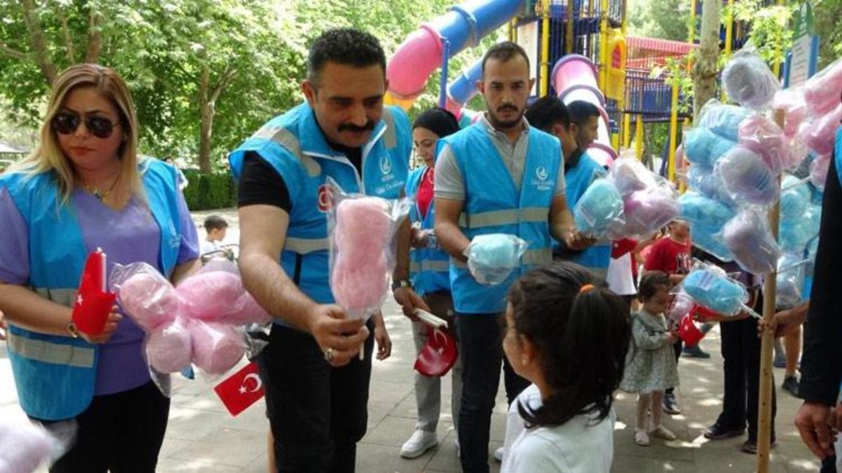 Parkta bayram kutlayan çocukları Türk Bayrakları ve pamuk şekerleriyle karşıladılar! Büyük sevinç yaşadılar