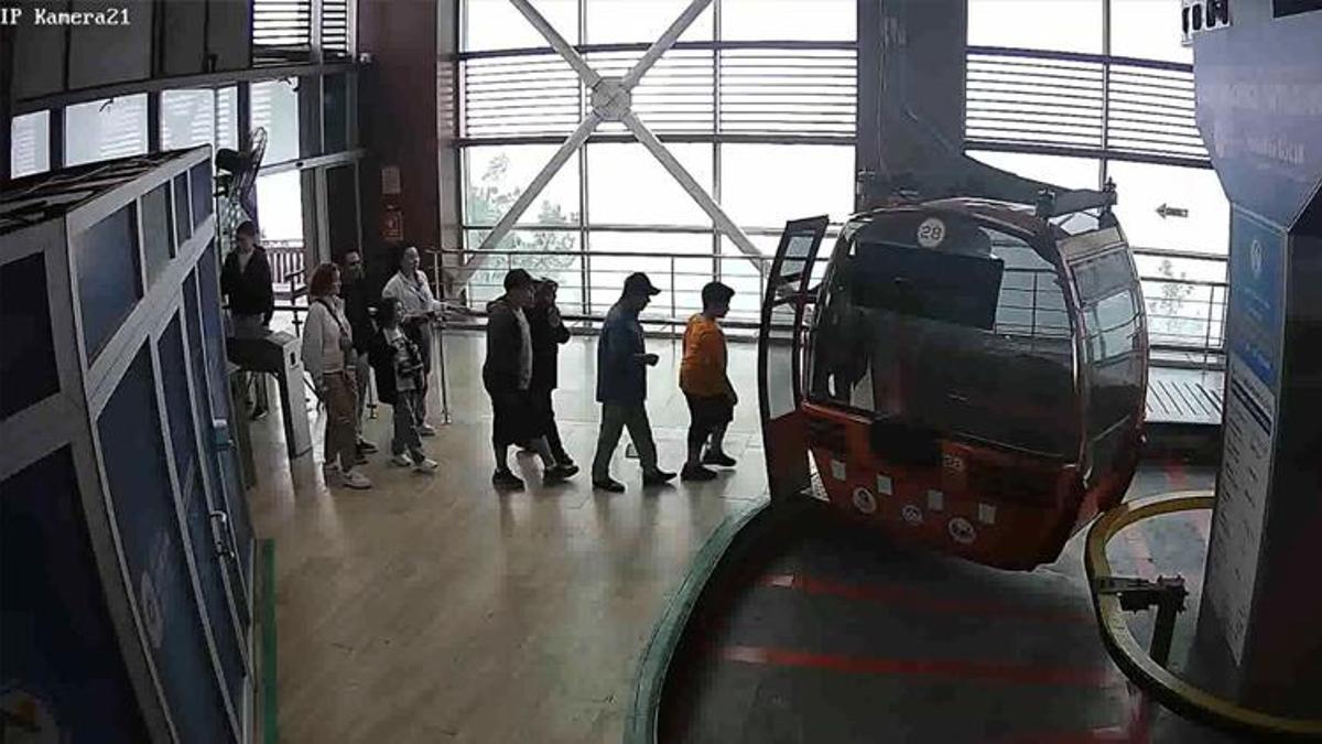 Teleferik kazasında kontrol odasında yaşananlar kamerada! Yolculardan biri operatörü uyarmış..