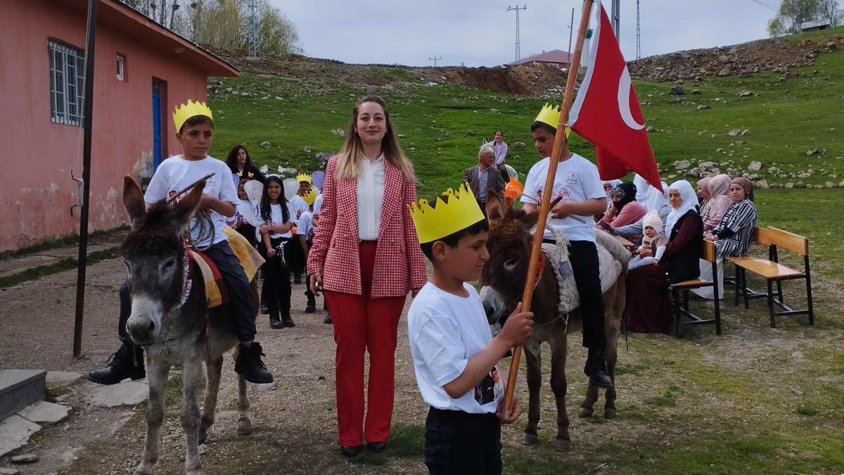 Köy okulunda atlı-eşekli 23 Nisan kutlaması