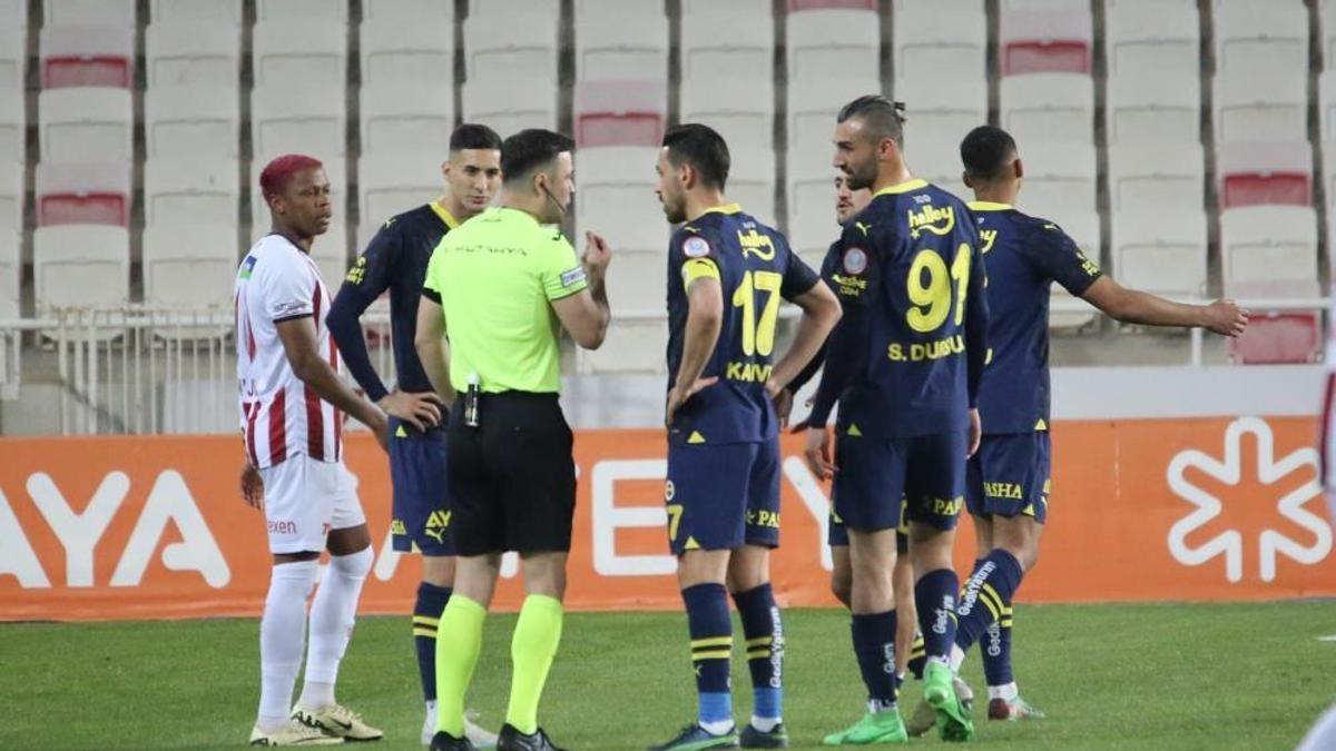 Süper Lig'de 33. haftanın VAR kayıtları açıklandı! İşte Sivasspor-Fenerbahçe maçındaki pozisyonun kaydı