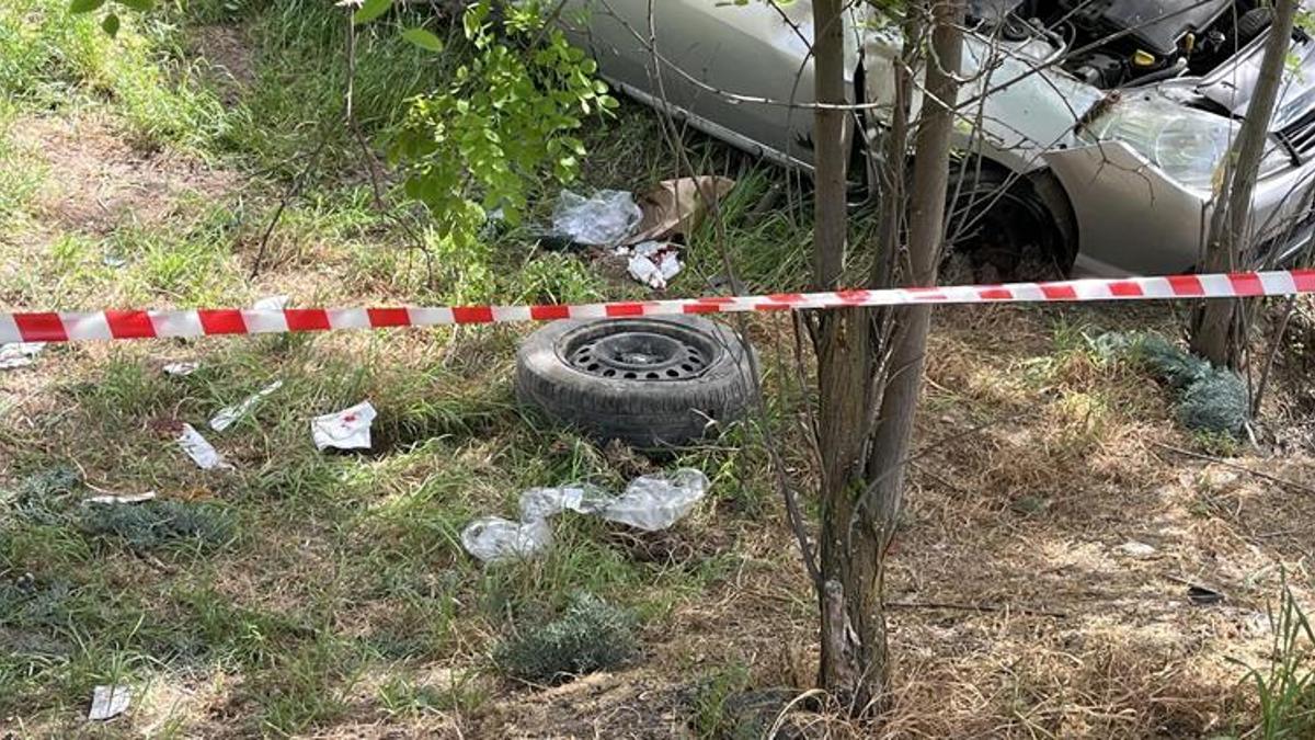 Otomobilin lastiği patlayıp takla attı!