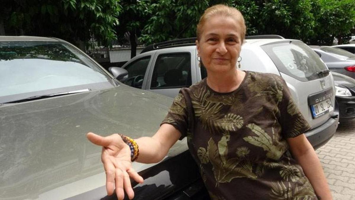 Toz taşınımı Adana'da etkili oldu, araçları toz kapladı! Rahatsız etti