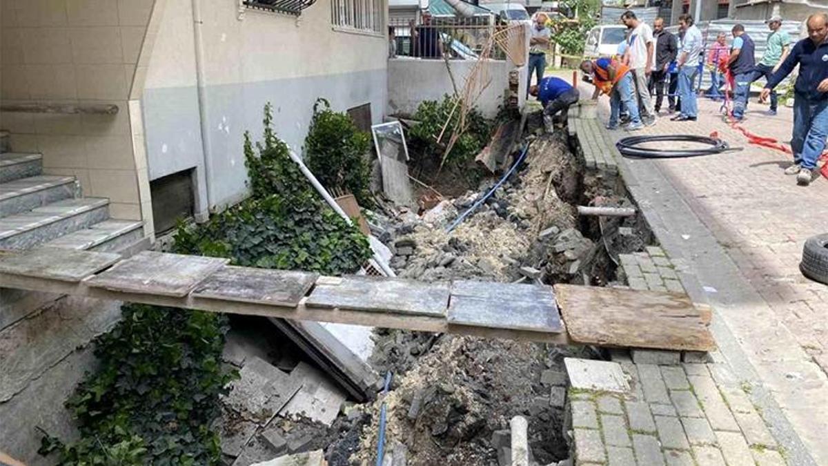 Avcılar'da kaldırım çöktü