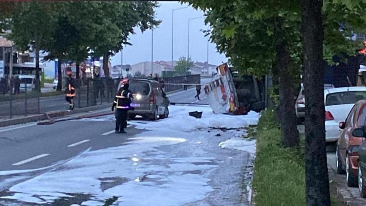 Gölcük'te benzin yüklü tanker kaza yaptı! Karayolu trafiğe kapatıldı, evler tahliye edildi