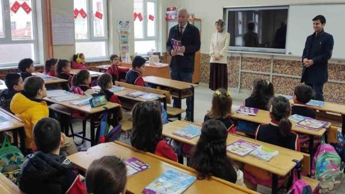 Hangi sınıfların müfredatı değişiyor, yeni müfredatta yabancı dil var mı? MEB müfredat değişikliği ne zaman uygulanmaya başlayacak?