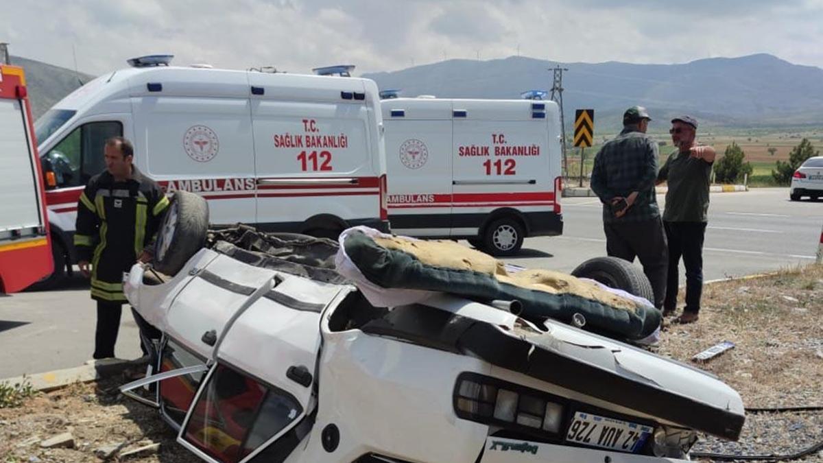 Otomobil, TIR'la çarpışıp takla attı:4 yaralı
