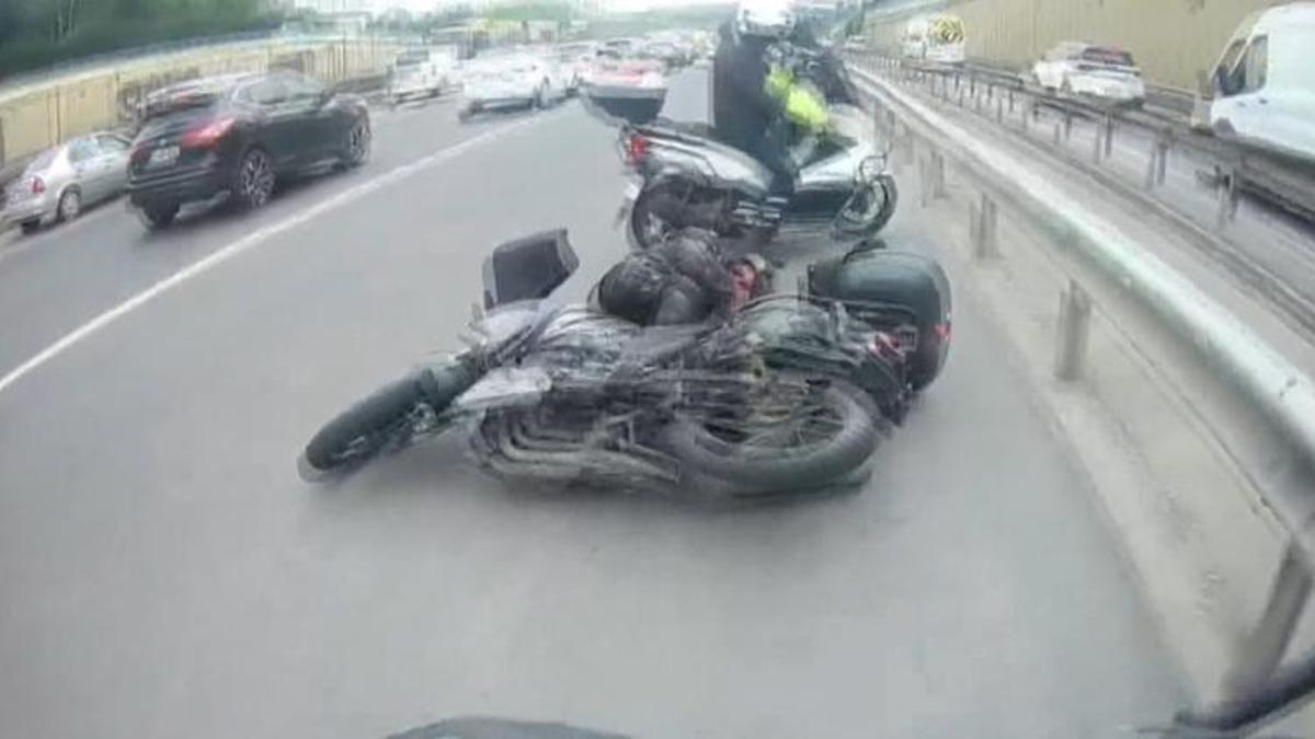 Motosiklet kaza yaptı! Saniye saniye kask kamerasına yakalandı