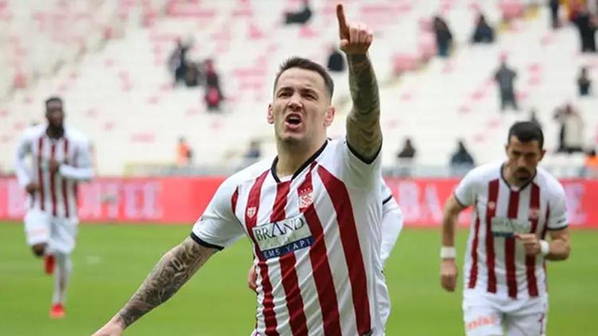 Galatasaray maçı öncesi Sivasspor'da Rey Manaj gelişmesi