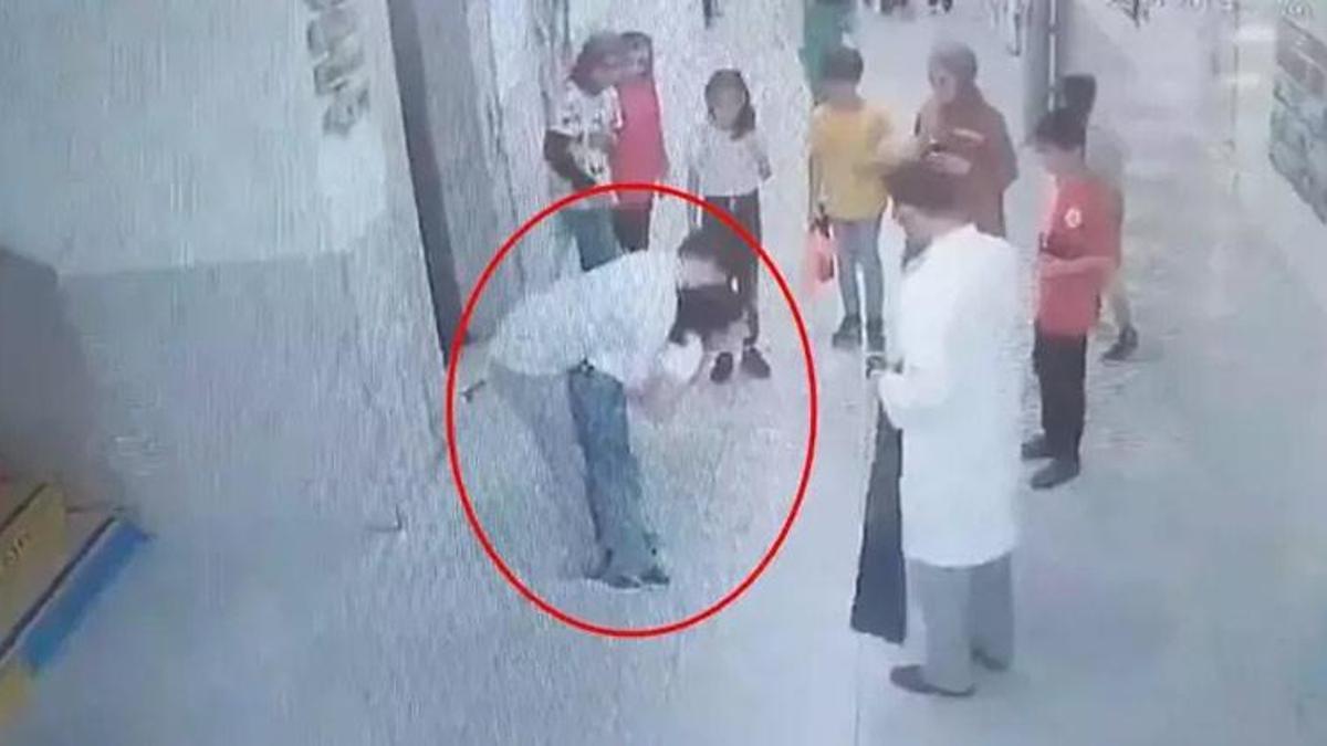 Boğazına simit takılan öğrencisini ‘Heimlich’ manevrasıyla kurtardı! O anlar saniye saniye kaydedildi