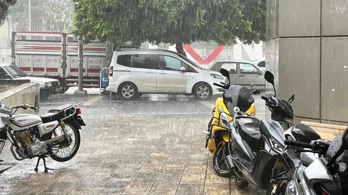 Adana'da "kırkikindi" yağmuru etkili oldu! 25 dakika boyunca devam etti