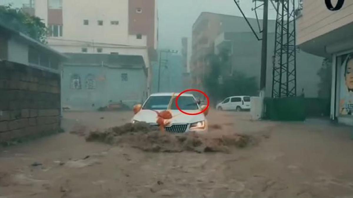Gelin arabasıyla sel sularında ilerlediler! O anlar anbean kaydedildi