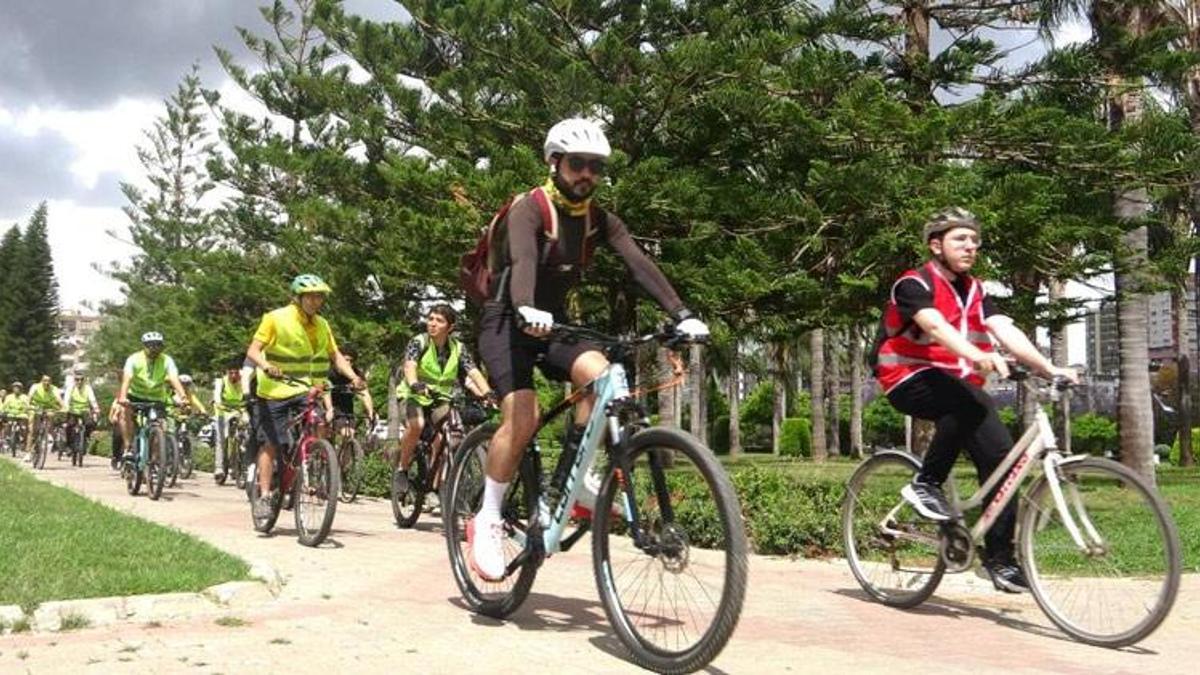 Adana'da bisiklet tutkunları ‘Sağlığın keyfini bisikletle sürelim’ sloganıyla pedalları çevirdi! "Umarım devamı gelir"