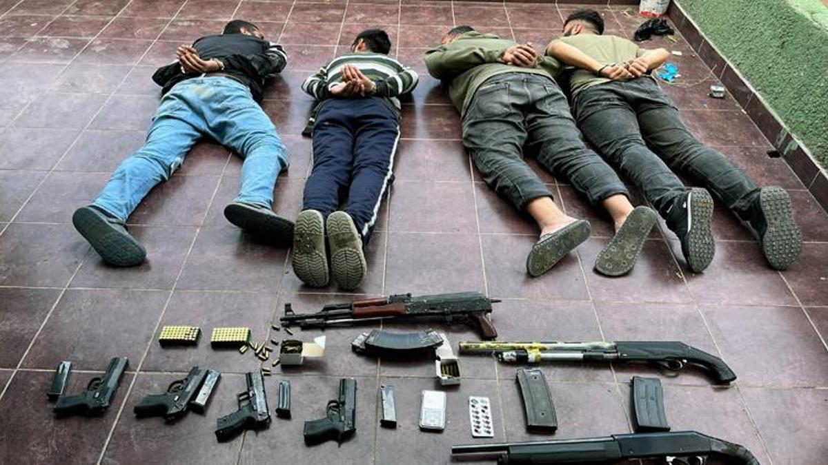 Çiftliğe operasyon yapıldı! Gardıroptan çok sayıda silah ve mühimmat çıktı
