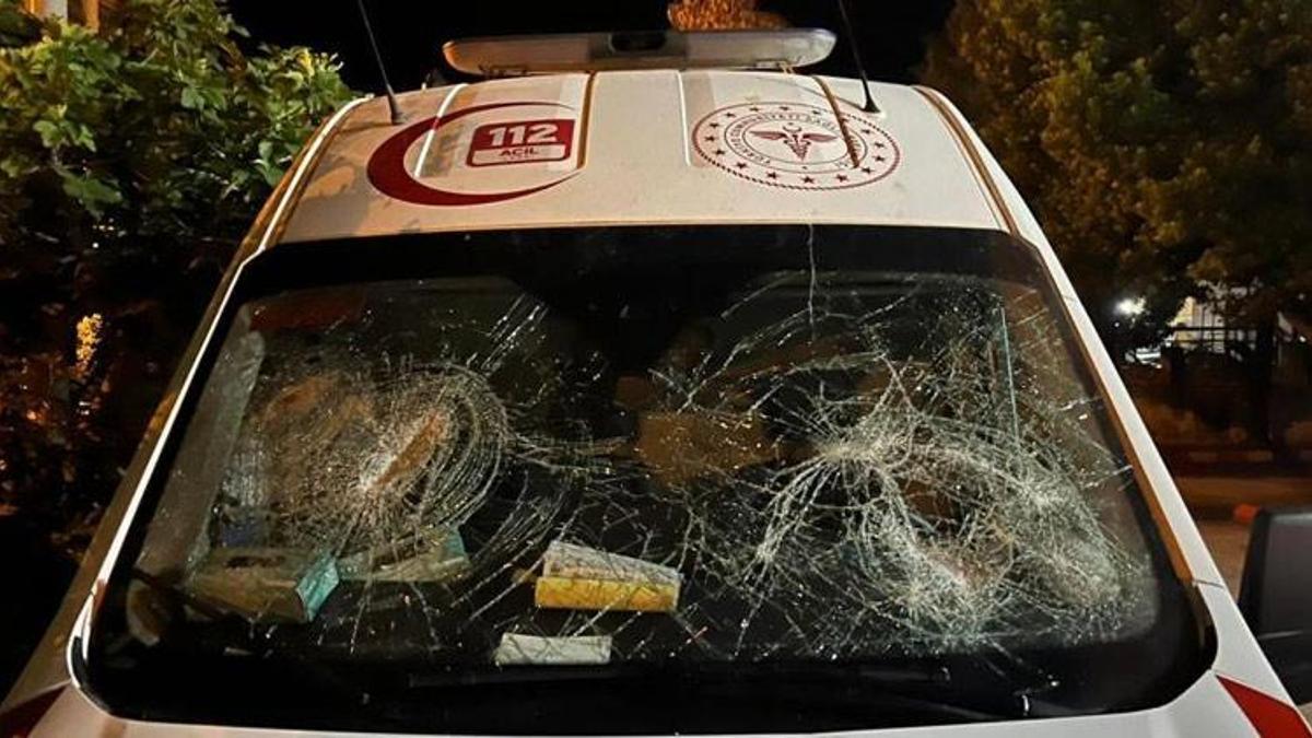 Sağlık çalışanlarına kürekli saldırı! Şok eden olay