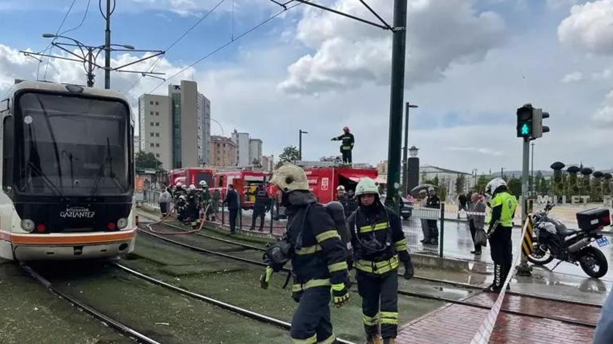 Tramvaya yıldırım düştü, elektirik teli koptu!