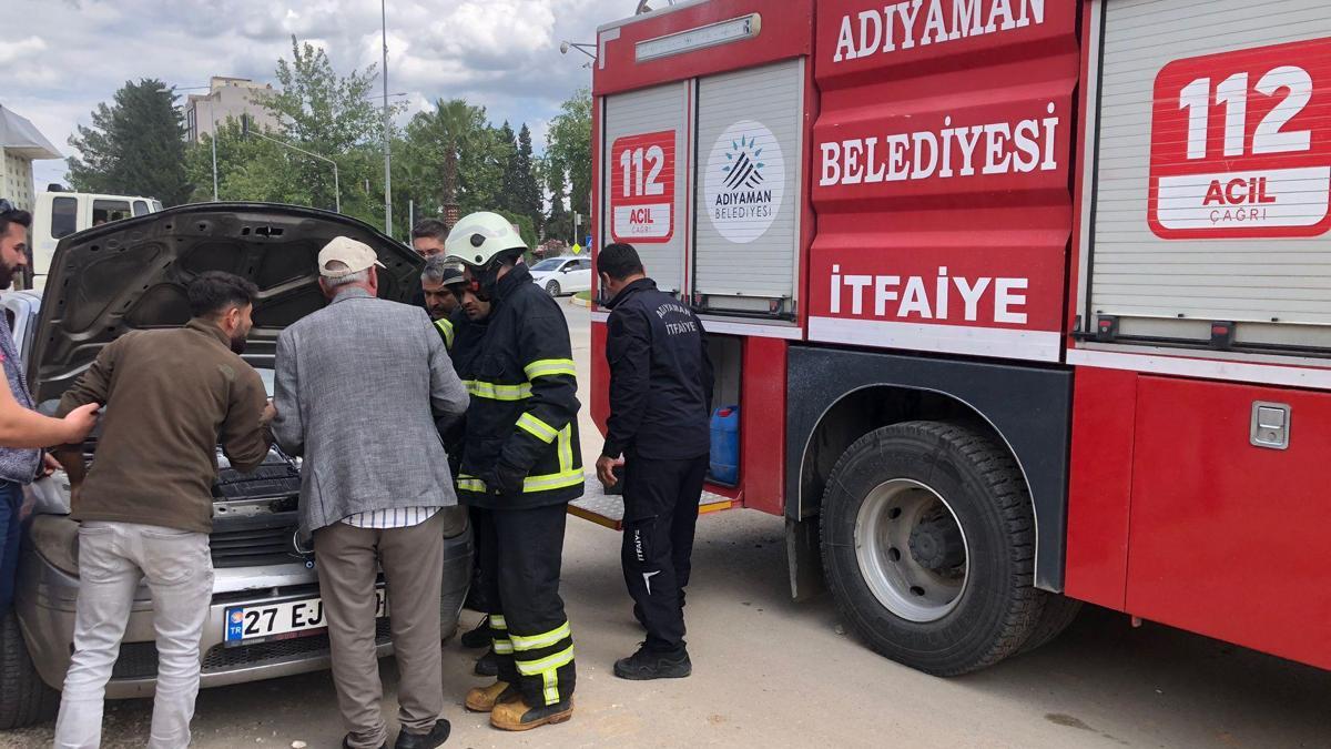Adıyaman'da seyir halindeyken alev alan otomobil yandı