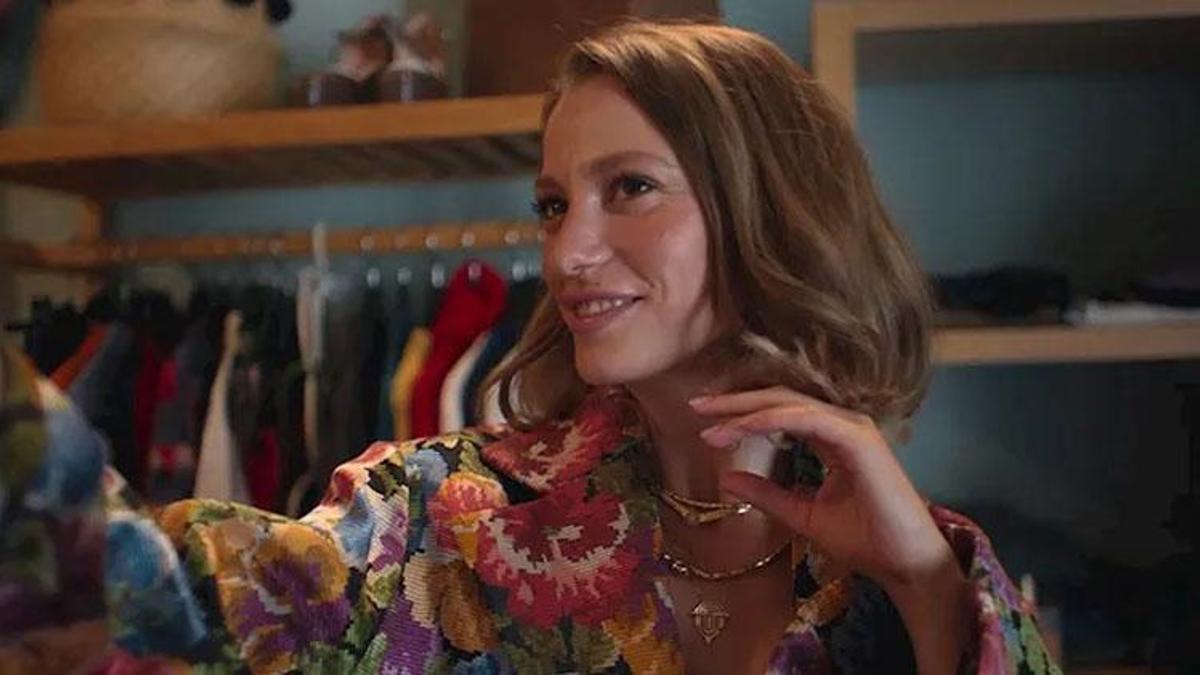 Kimler Geldi Kimler Geçti Serenay Sarıkaya takıları gündem oldu! Serenay Sarıkaya’nın kolyesi ne, belli oldu mu, kıyafetleri ve gözlüğü nereden?