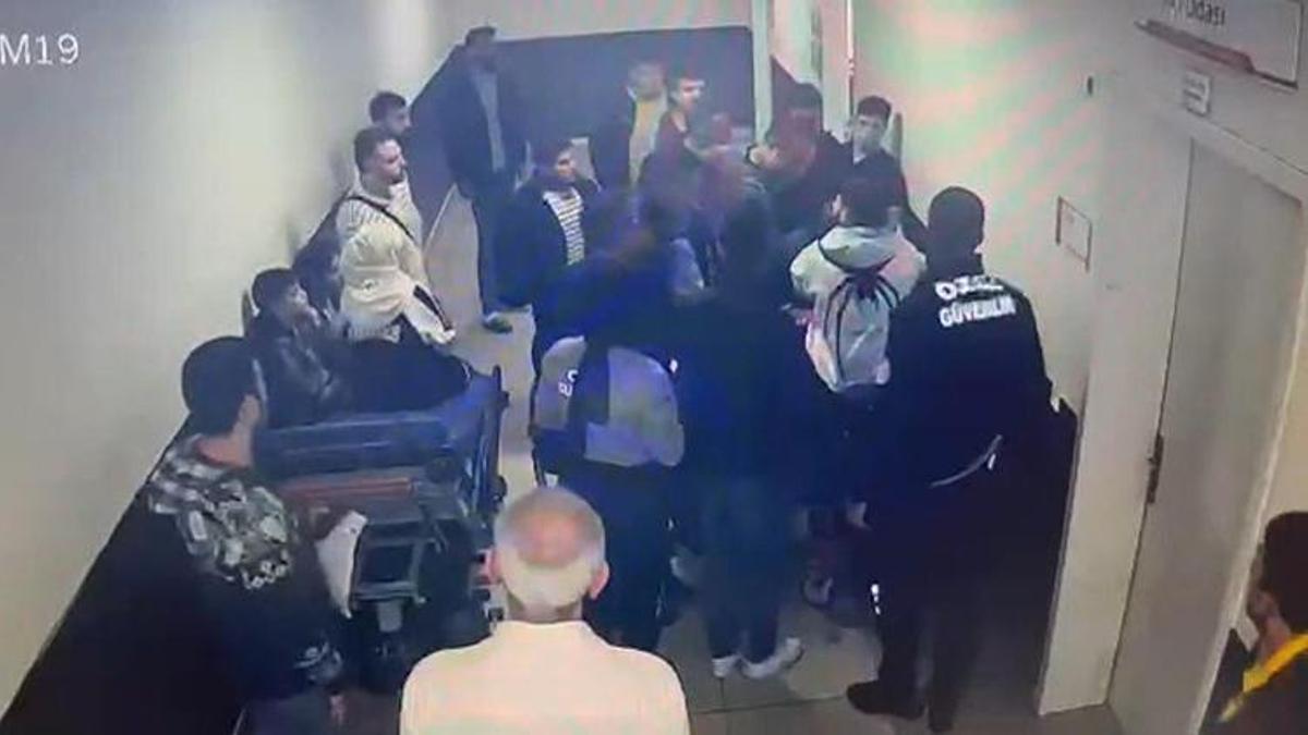 Hastanede akılalmaz olay! Sedyeden kalkıp doktora saldırdı