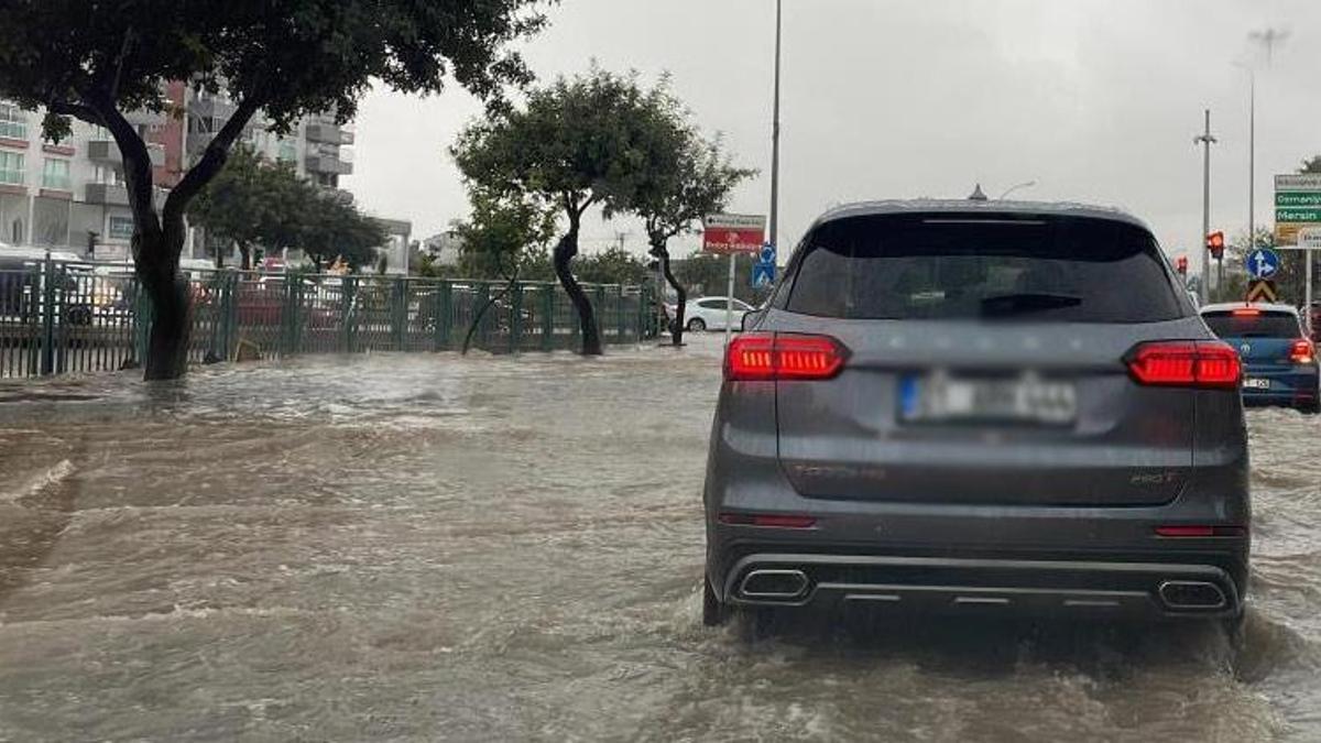 Aşırı yağmur nedeniyle evleri su bastı, kanal ile yol birleşti