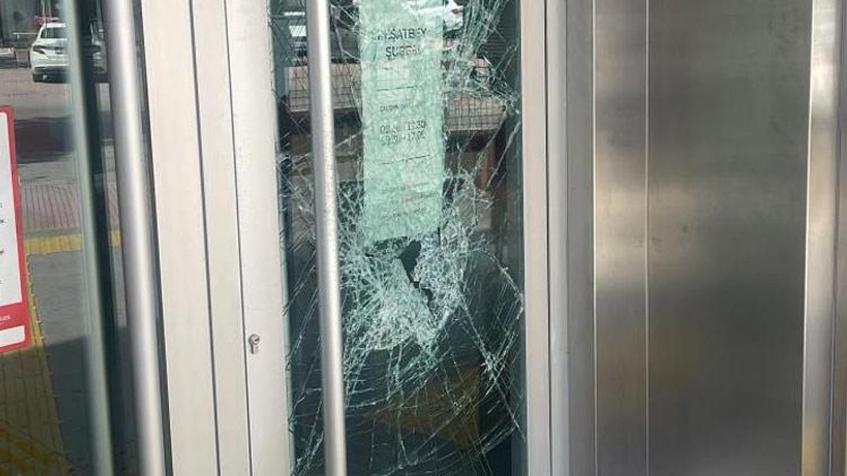 Adana'da madde bağımlısı iki kişi bankanın camlarını kırdı