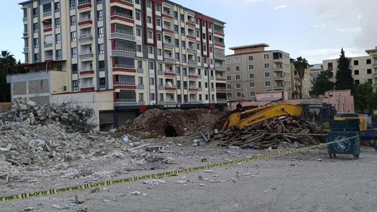 Gaziantep’te depremde ağır hasar alan bina yıkım sırasında çöktü!