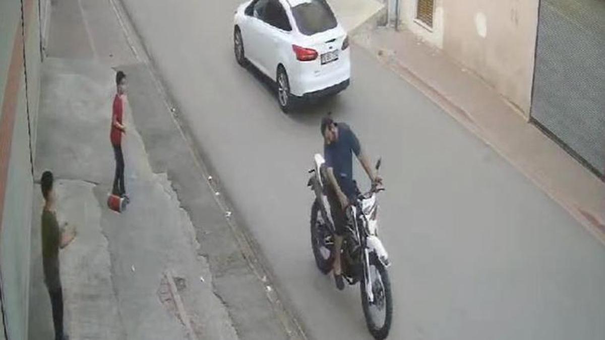 Uçurtma ipine takılan motosiklet sürücüsü kaza yaptı