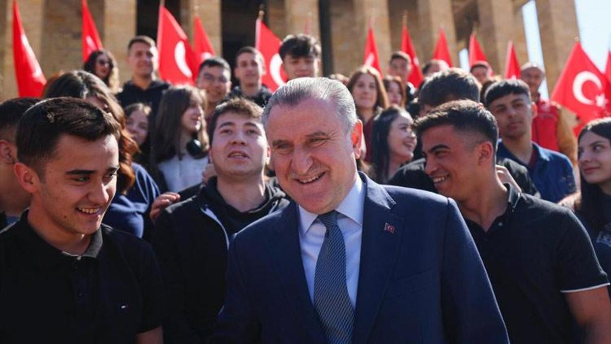 Bakan Bak beraberindeki heyetle Anıtkabir'i ziyaret etti