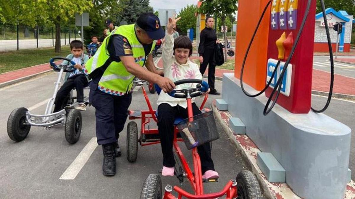 Jandarmadan özel çocuklara trafik eğitimi! Uygulama yaptırıldı