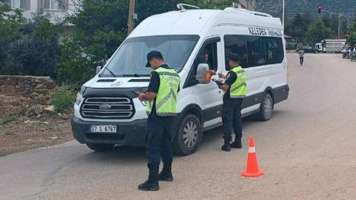 Jandarma okul servis araçları ve motosiklet sürücülerini denetledi! Men edildiler