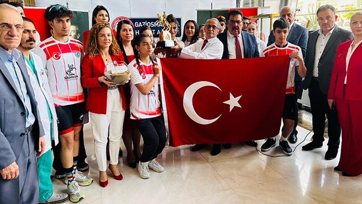 Samsun'dan gelen bayrak ve toprak genç doktorlara teslim edildi