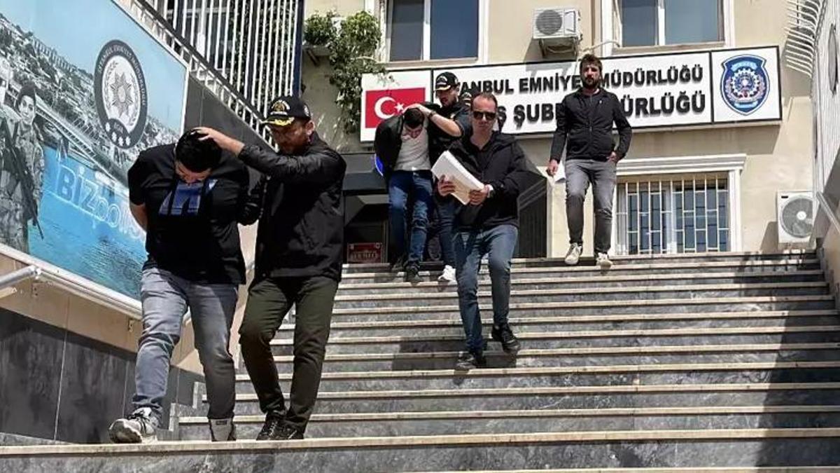 Para çeken turistlere yardım etme bahanesiyle dolandırdılar! Yapılan operasyonla kıs kıvrak yakalandılar