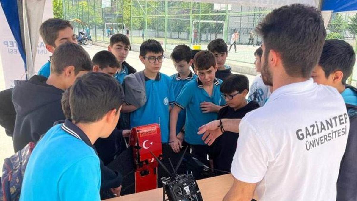 GAÜN öğrencileri geliştirdikleri projeleri liselilere anlattı! Stantta sergilediler