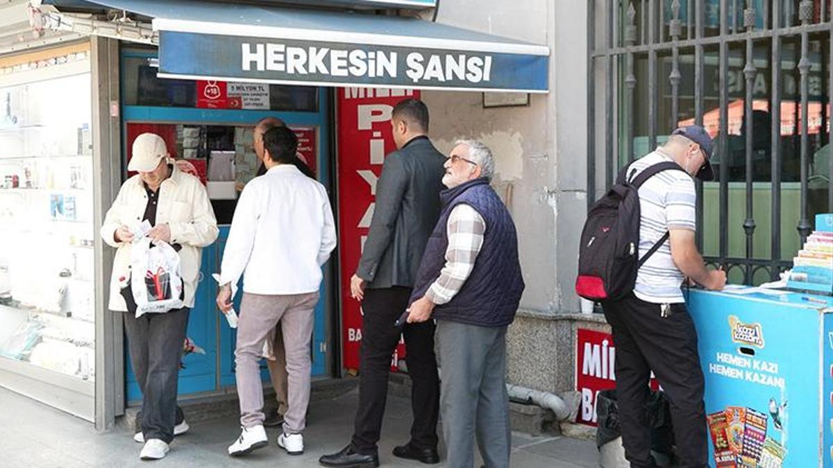 Çılgın Sayısal Loto 300 milyon TL’yi aşan dev ikramiye! Vatandaşlar soluğu bayide aldı
