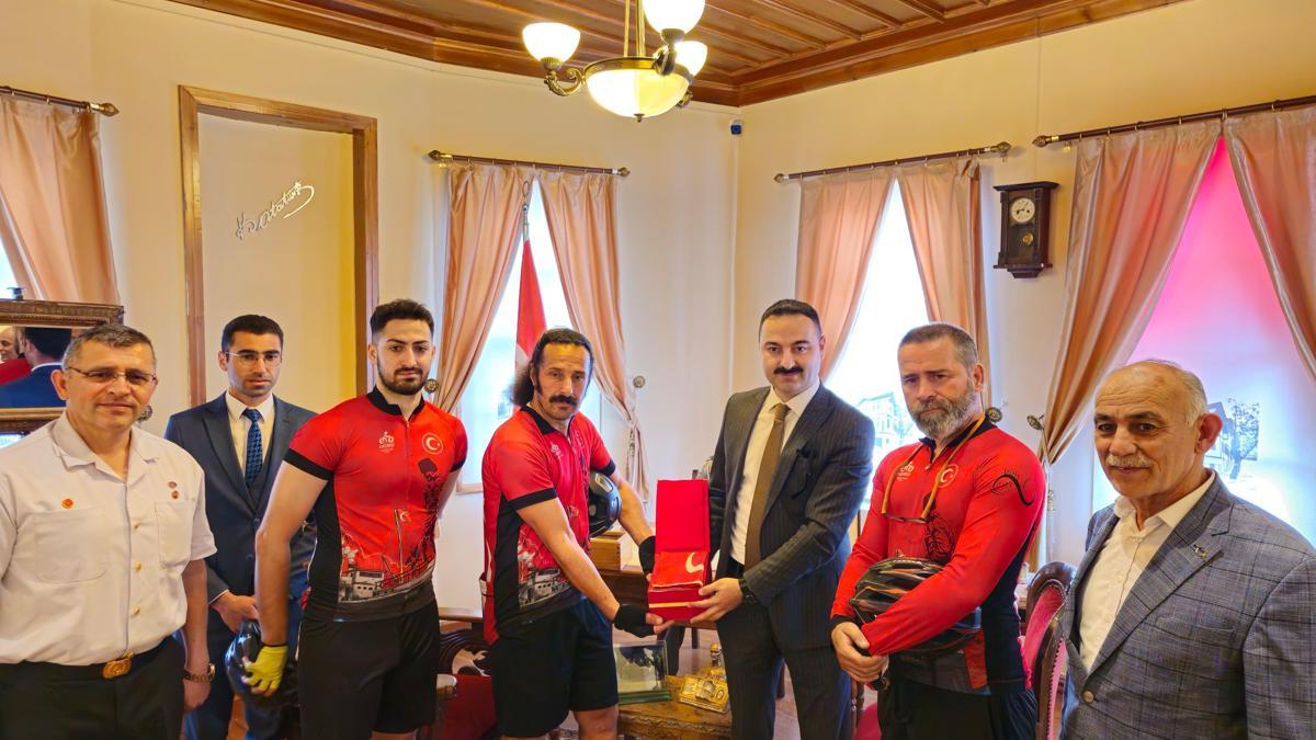 Atatürk'ün evinden alınan toprak ve Türk Bayrağı Samsun'a ulaştı