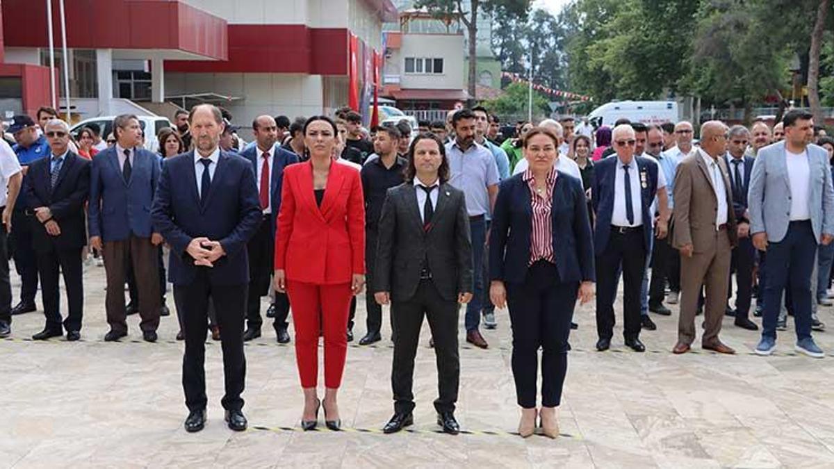 Adana^da 19 Mayıs kutlamaları çelenk sunma ile başladı