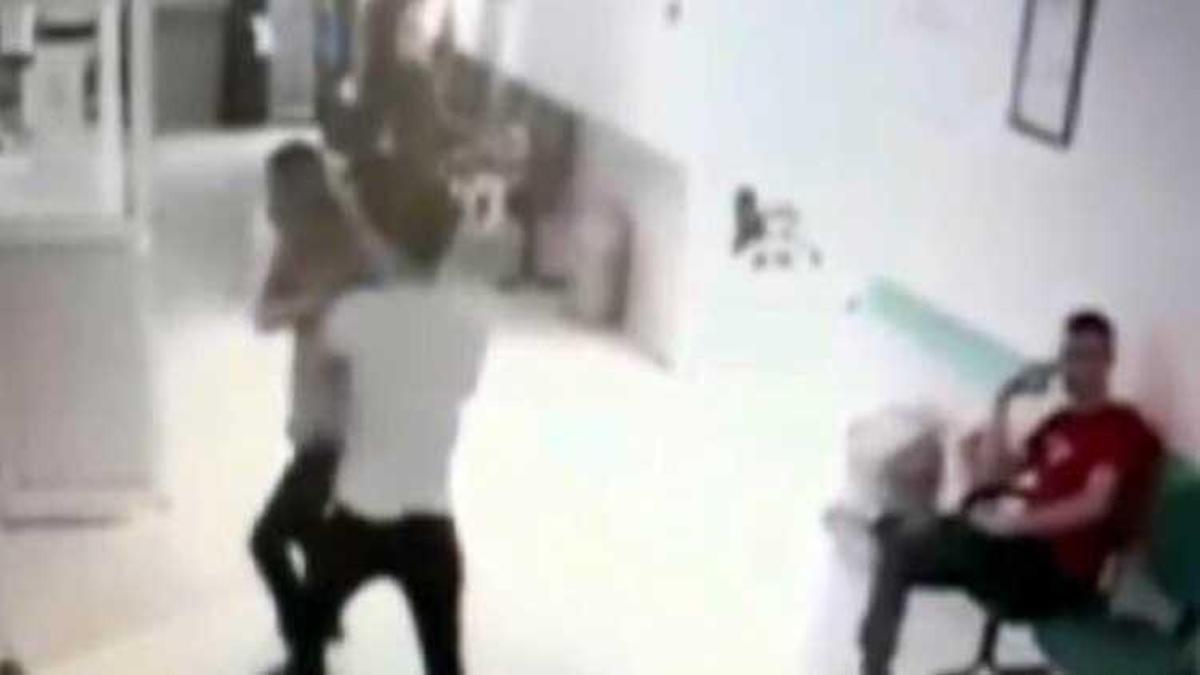 Doktor bıçakla saldırıdan kapıyı kilitleyerek kurtuldu!