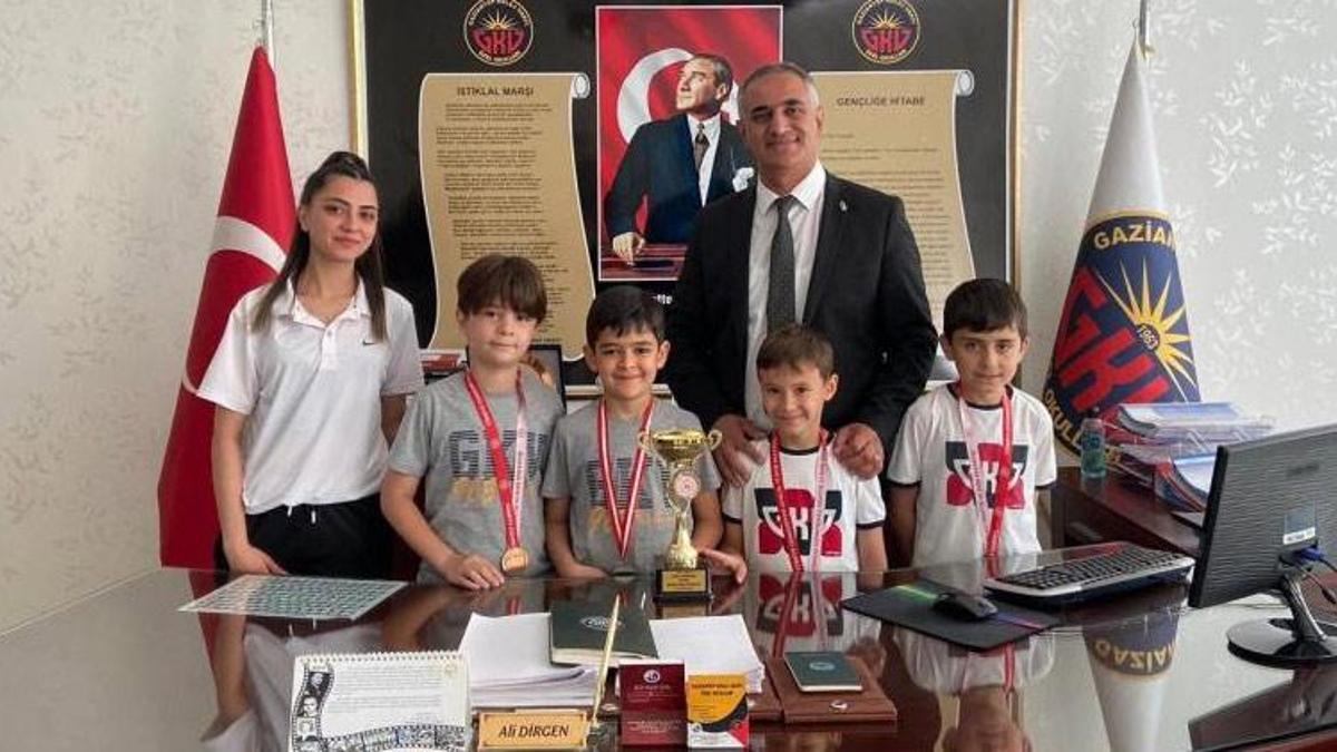 GKV’li minik kulaçlardan yüzme başarısı! Derece elde ettiler
